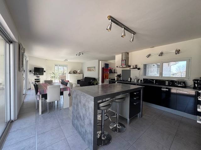 CESTAS , maison individuelle à étage 130m² avec 5 chambres, jardin, garage et piscine
