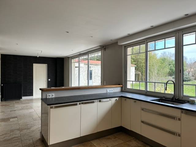 Maison en pierre de plain pied, 216m², 5 chambres sur 1136m²