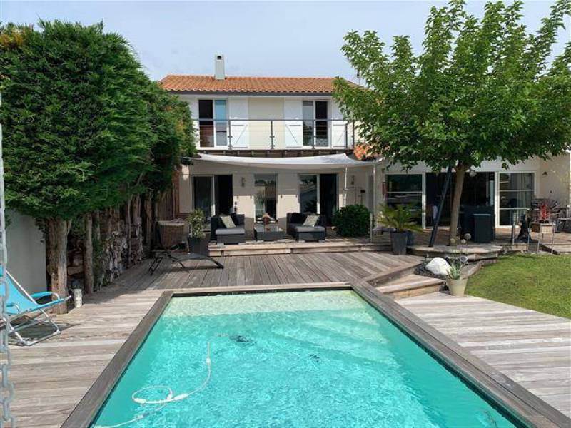 A vendre, maison de 210m² avec piscine et garage