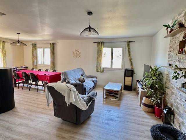 CESTAS bourg, maison individuelle à étage de 162m² avec 4 chambres, jardin / piscine et garage