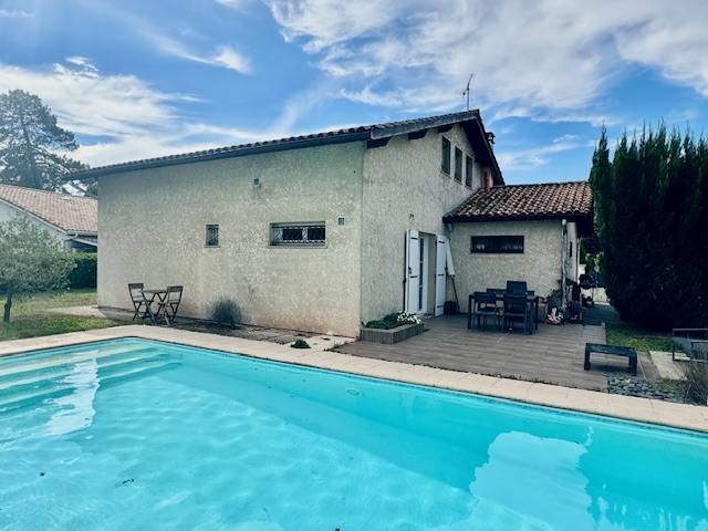 CESTAS bourg, maison individuelle de 138m² avec 4 chambres, jardin avec piscine et garage