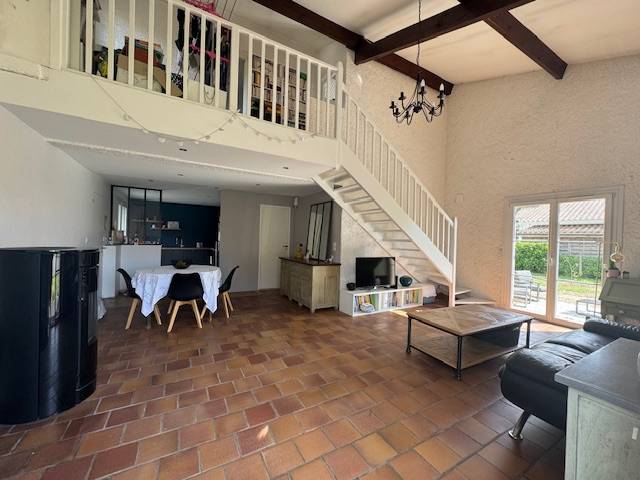 CESTAS bourg, maison individuelle de 138m² avec 4 chambres, jardin avec piscine et garage