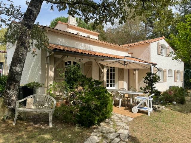 CESTAS BOURG Maison familiale de 210m², 7 chambres sur 2456m² de parcelle arborée.