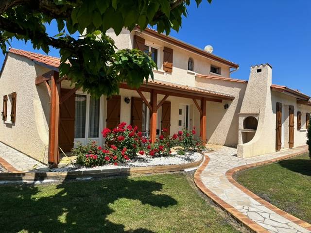 CESTAS, dans un quartier recherché, maison à étage de 143m², 5 chambres sur parcelle de 894m²