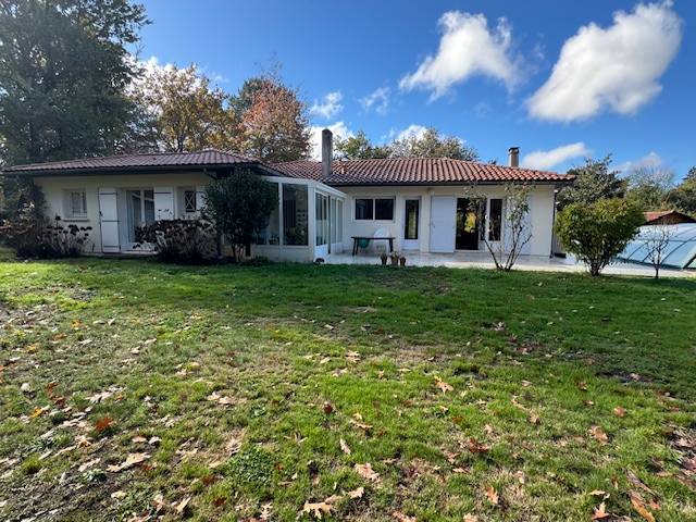 Maison de plain pied sur CESTAS, 4 chambres  sur 2136m² de terrain avec piscine et garage