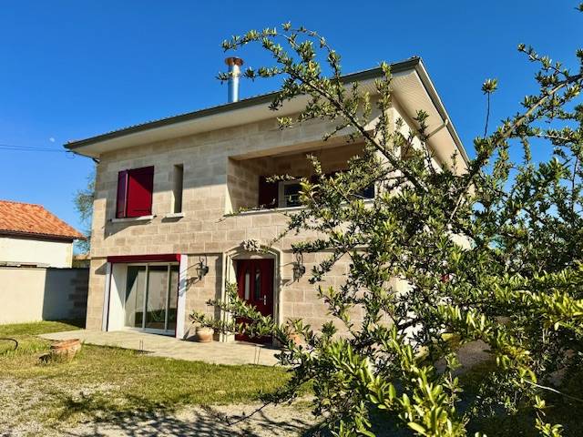 Maison à étage avec 4 chambres et 1400m² de jardin