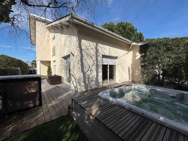 PESSAC le monteil, maison individuelle à étage  4 chambres sur 476m²