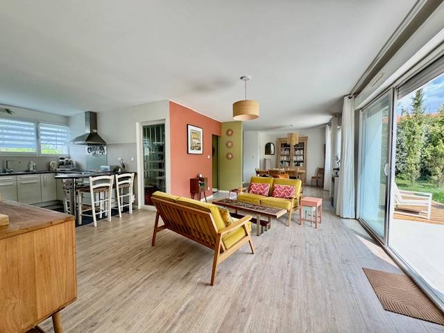 Maison à étage sur 1295m² de jardin