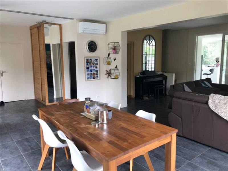 LA BREDE, maison familiale sur sous-sol complet, d'environ 197m², 5 chambres, garage et parcelle de 2994m²