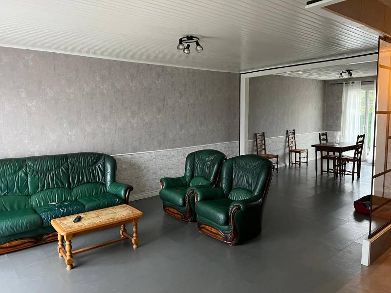 LEOGNAN, au calme, maison de plain-pied de 82m², mitoyenne d'un côté, 2 chambres et parcelle de 259m²