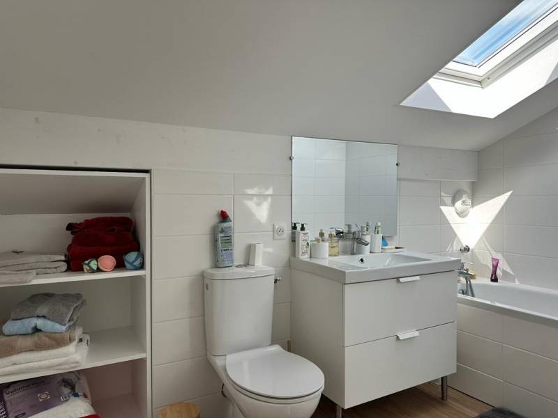 BEGLES, aux portes de Bordeaux, maison T4 à étage entièrement rénovée de 97.73m², jardinet avec 2 places de parking