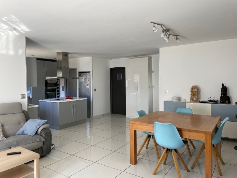 CESTAS, maison traditionnelle de plain pied, de 137m² avec 4 chambres sur 783m² de jardin avec piscine