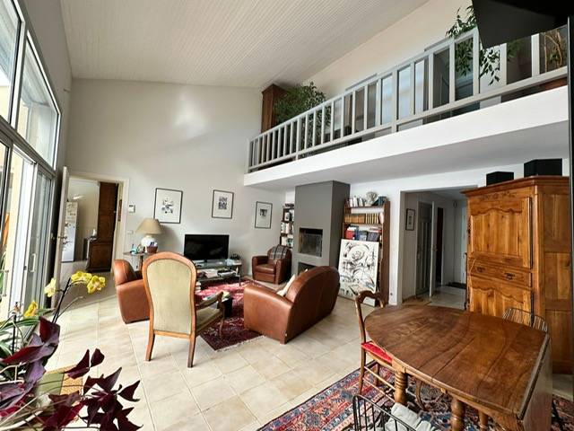 CESTAS proche du bourg maison à étage, 5 chambres sur 1221m² avec piscine