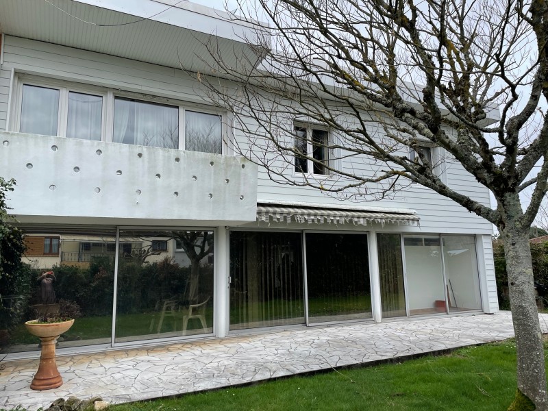 Maison mitoyenne à étage, PESSAC LE PONTET, 2 chambres, garage attenant et parcelle de 547m²