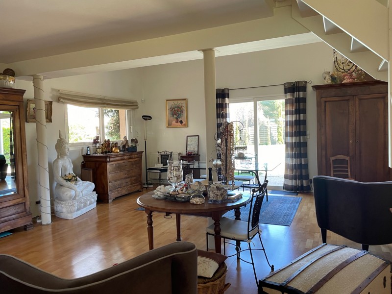 CESTAS Réjouit, maison à étage de 158m², 4 chambres, garage, piscine chauffée et parcelle de 1313m²