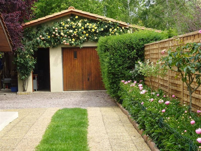 CESTAS REJOUIT, maison de plain pied, 110m², 3 chambres+ bureau, garage sur 816m² de parcelle avec piscine