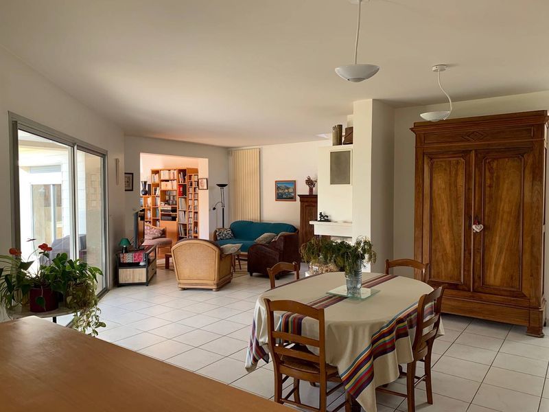 Maison d'architecte, 215m², 5 chambres sur 1683m² de terrain sur CESTAS