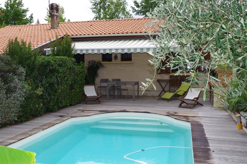 CESTAS REJOUIT, maison de plain pied, 110m², 3 chambres+ bureau, garage sur 816m² de parcelle avec piscine