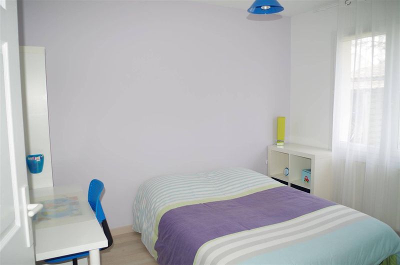 Maison de plain pied avec piscine 175m², 6 chambres sur 807m² de terrain avec piscine CESTAS BOURG