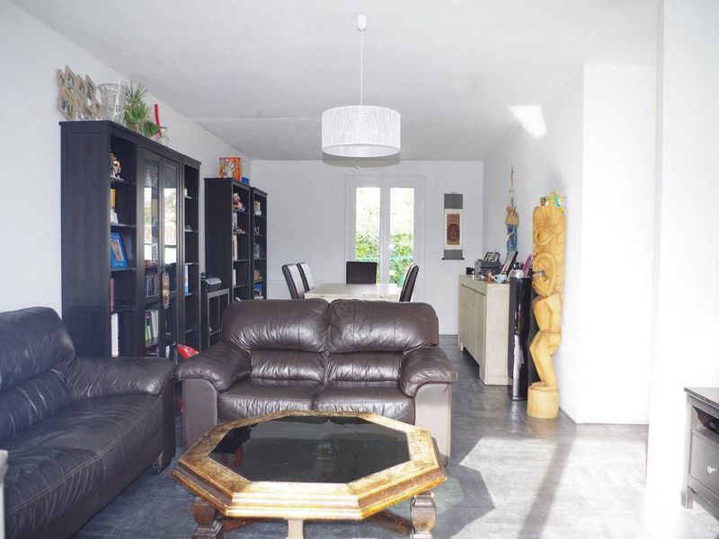 Maison de plain pied, 83m², 2 chambres, garage sur 610m² CESTAS BOURG