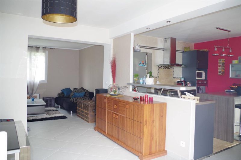 Maison de plain pied, 105m², 4 chambres sur 790m² CANEJAN BOURG