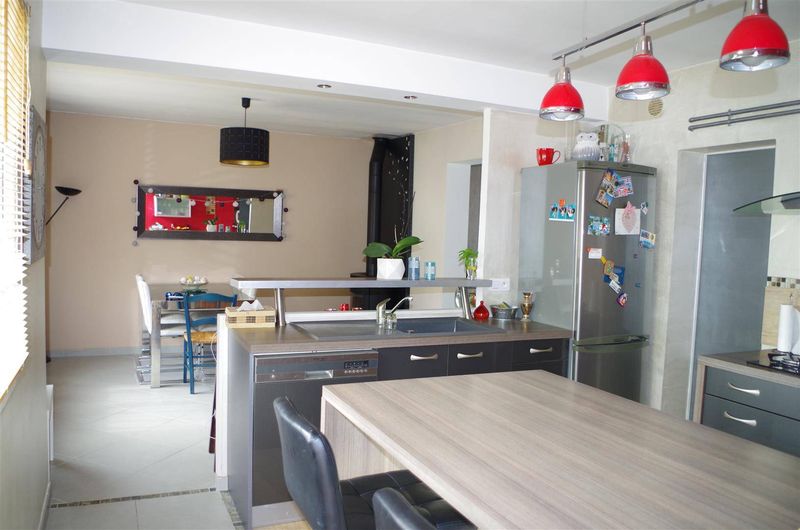 Maison de plain pied, 105m², 4 chambres sur 790m² CANEJAN BOURG