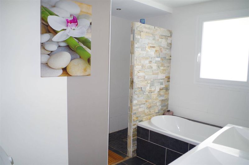 Maison de plain pied, 105m², 4 chambres sur 790m² CANEJAN BOURG