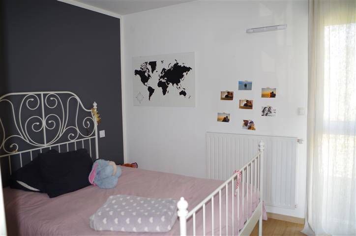 Maison à étage mitoyenne d'environ 