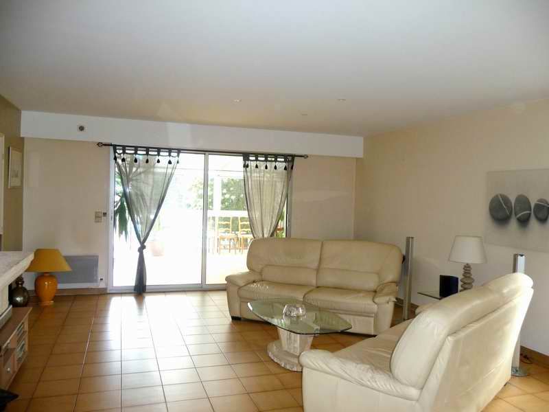 beau salon d'une maison a cestas